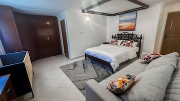 5 bedrooms, iron/ironing board, WiFi, bed sheets