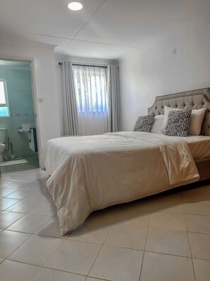 5 bedrooms, iron/ironing board, WiFi, bed sheets - Stylish 5BR Bungalow with Private Pool near JKIA – Greenpark, Athi River (Athi River)