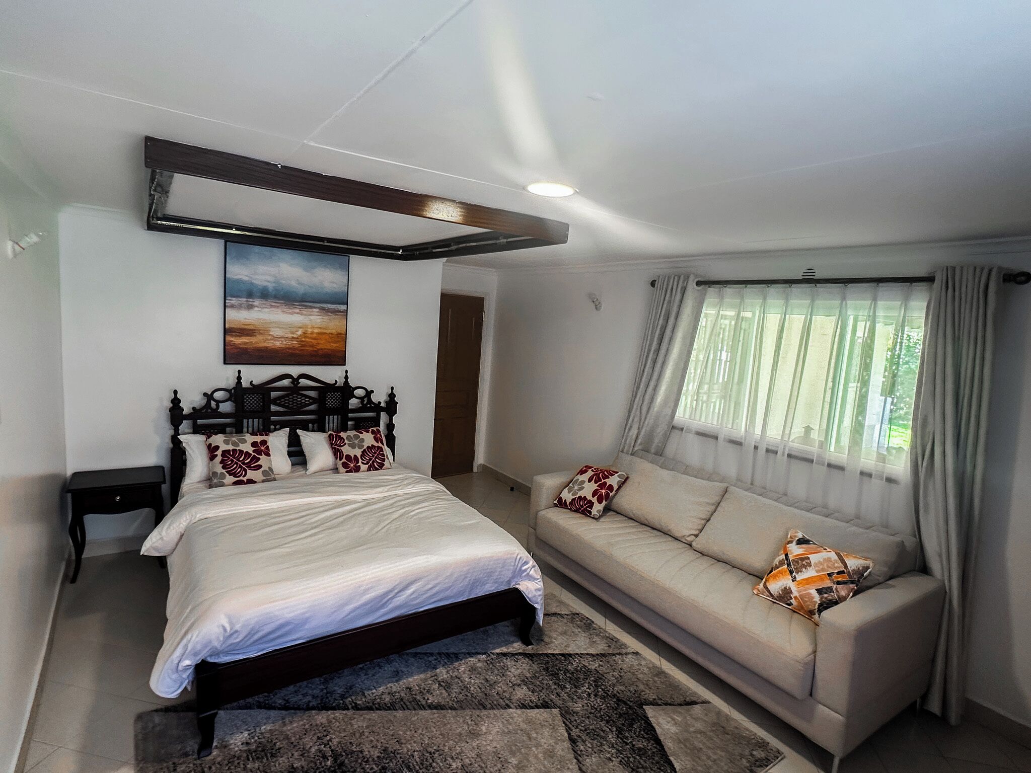 5 bedrooms, iron/ironing board, WiFi, bed sheets