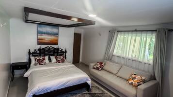5 bedrooms, iron/ironing board, WiFi, bed sheets