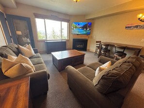 Een televisie en een open haard