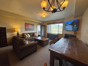 Een televisie en een open haard