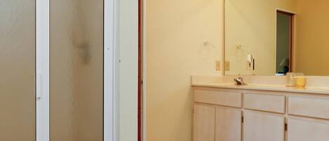 House, Multiple Beds (Papa's Palmetto Place) | Bathroom