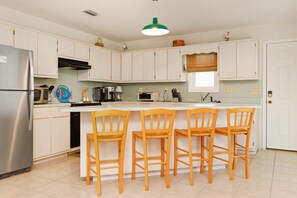 House, Multiple Beds (Papa's Palmetto Place) | Private kitchen