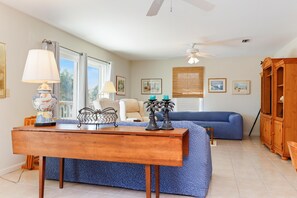 Talo, useita sänkyjä (Papa's Palmetto Place) | Oleskelualue