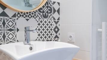 Douche, sĂšche-cheveux