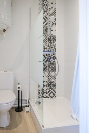Shower, hair dryer, towels - Studio for 2 People – Arago District (Les Sables-d´Olonne)