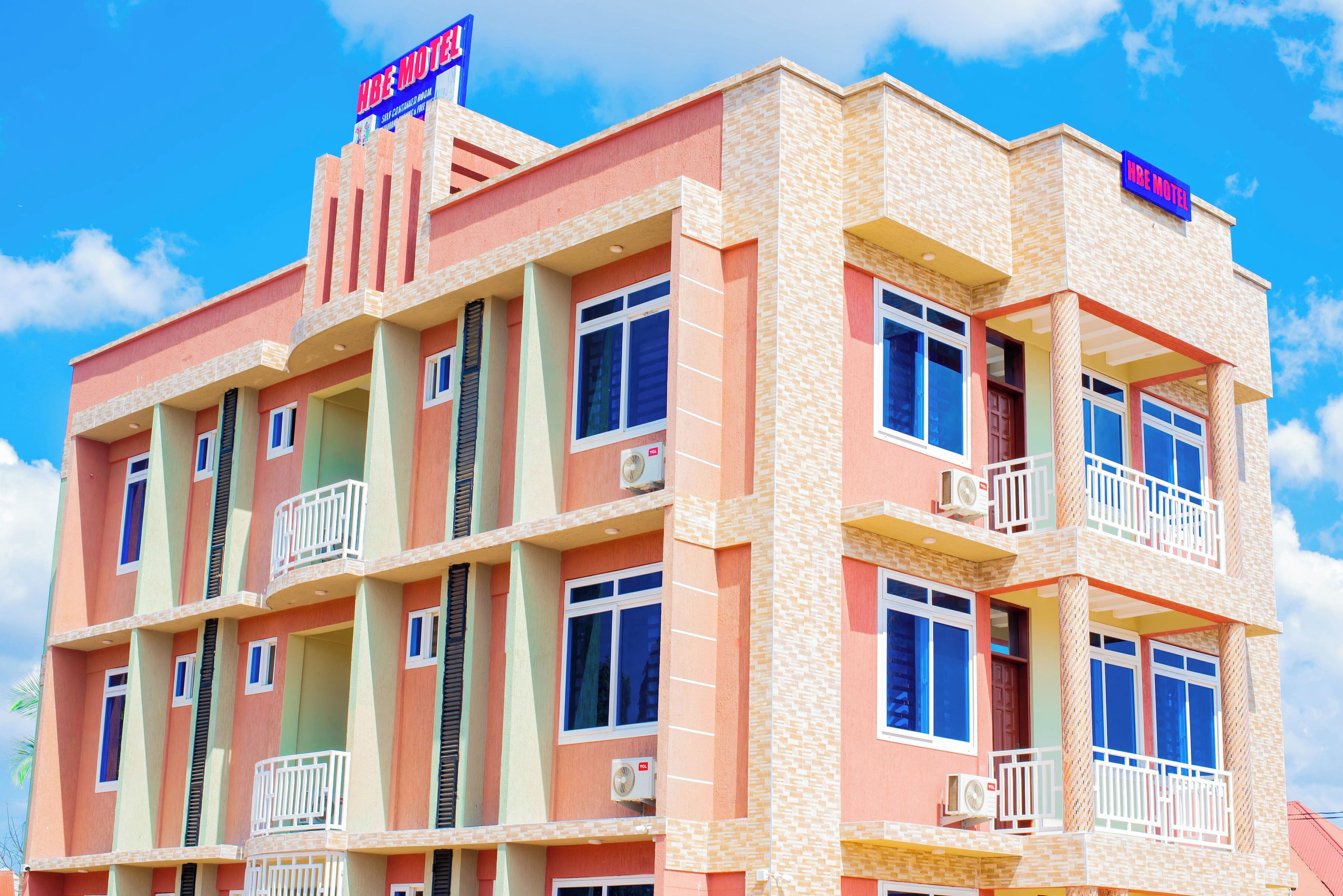 Un hotel de varios pisos con balcones y unidades de aire acondicionado.