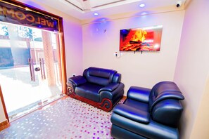 Lobby sitting area - HBE HOTEL KIGAMBONI (Dar es Salaam)