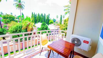 Deluxe Double Room, Balcony | Meja, ruang kerja komputer riba, Wi-fi percuma