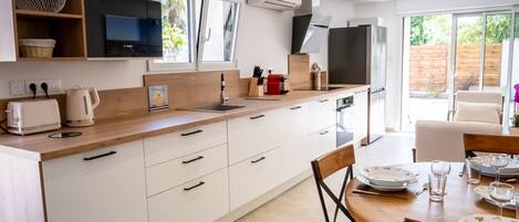 Kühlschrank, Mikrowelle, Ofen, Herdplatte