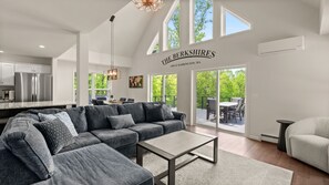 Télévision, cheminée, imprimantes