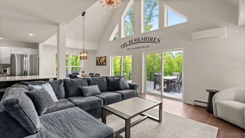 Berkshires Best / Large Deck with Hotub, Basement with Game room & Fitness room