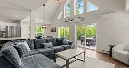 Berkshires Best / Large Deck with Hotub, Basement with Game room & Fitness room