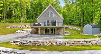 Berkshires Best / Large Deck with Hotub, Basement with Game room & Fitness room
