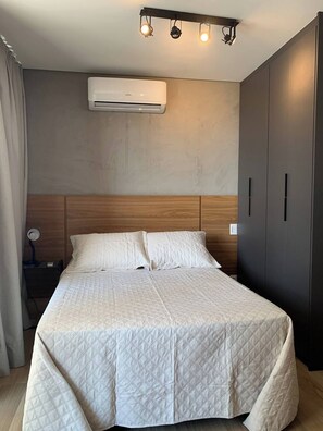 1 bedroom, iron/ironing board, WiFi, bed sheets - Studio in Pinheiros/V. Madalena. (São Paulo)