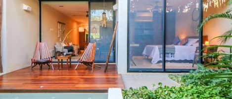 Apartamento, 2 quartos, varanda, vista para o pátio | Cofres nos quartos, escrivaninha, espaço de trabalho para notebook