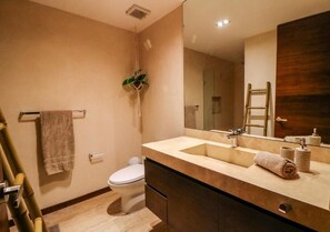 Apartment, 2 Bedrooms, Patio, Courtyard View | Bathroom | Shower, towels, soap, shampoo