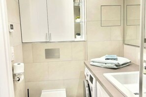 Dusche, Haartrockner, Handtücher, Seife