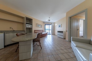 Habitación doble Deluxe, balcón, vista a la playa | Área de sala de estar