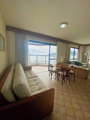 Family Suite, Balcony, Beach View | Living area | TV - Ingleses Praia Hotel (Florianópolis)