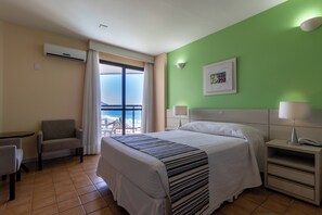 Habitación doble Deluxe, balcón, vista a la playa | Caja de seguridad en la habitación, cortinas blackout y wifi gratis 