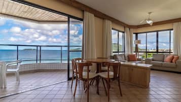 Suíte luxo, sacada, vista para a praia | Área de estar