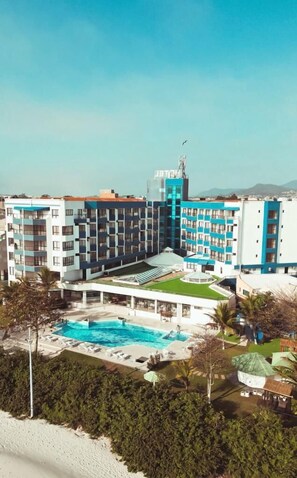 A modern hotel with multiple buildings, a central courtyard, and a swimming pool. - Ingleses Praia Hotel (Florianópolis)