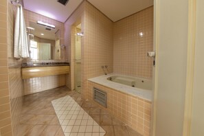 Family Suite, Balcony, Beach View | Bathroom - Ingleses Praia Hotel (Florianópolis)