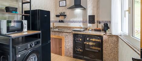 Een koelkast, een microgolfoven, een kookplaat