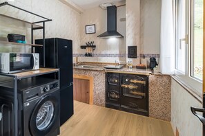 Frigorífico, microondas, placa de cocina y cafetera o tetera