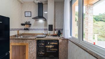 Frigorífico, microondas, placa de cocina y cafetera o tetera