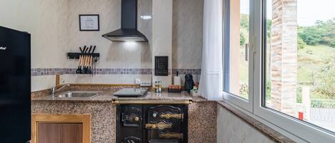 Kühlschrank, Mikrowelle, Herdplatte, Wasserkocher mit Kaffee-/Teezubehör