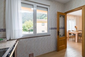 Frigorífico, microondas, placa de cocina y cafetera o tetera