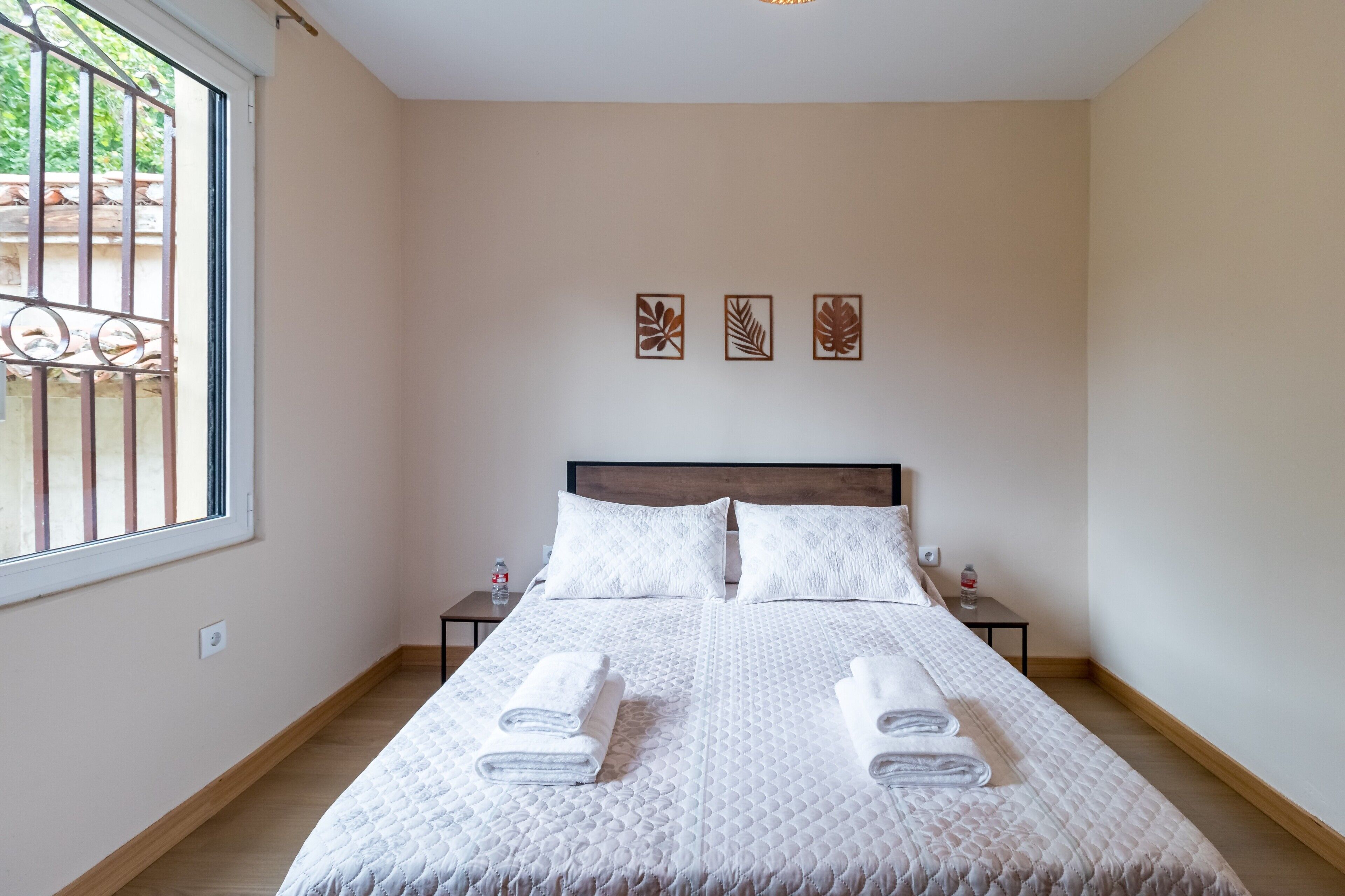 2 bedrooms, iron/ironing board, WiFi, bed sheets