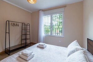 2 habitaciones, tabla de planchar con plancha, wifi y ropa de cama 