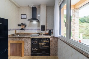 Geladeira, micro-ondas, cooktop, cafeteira/chaleira