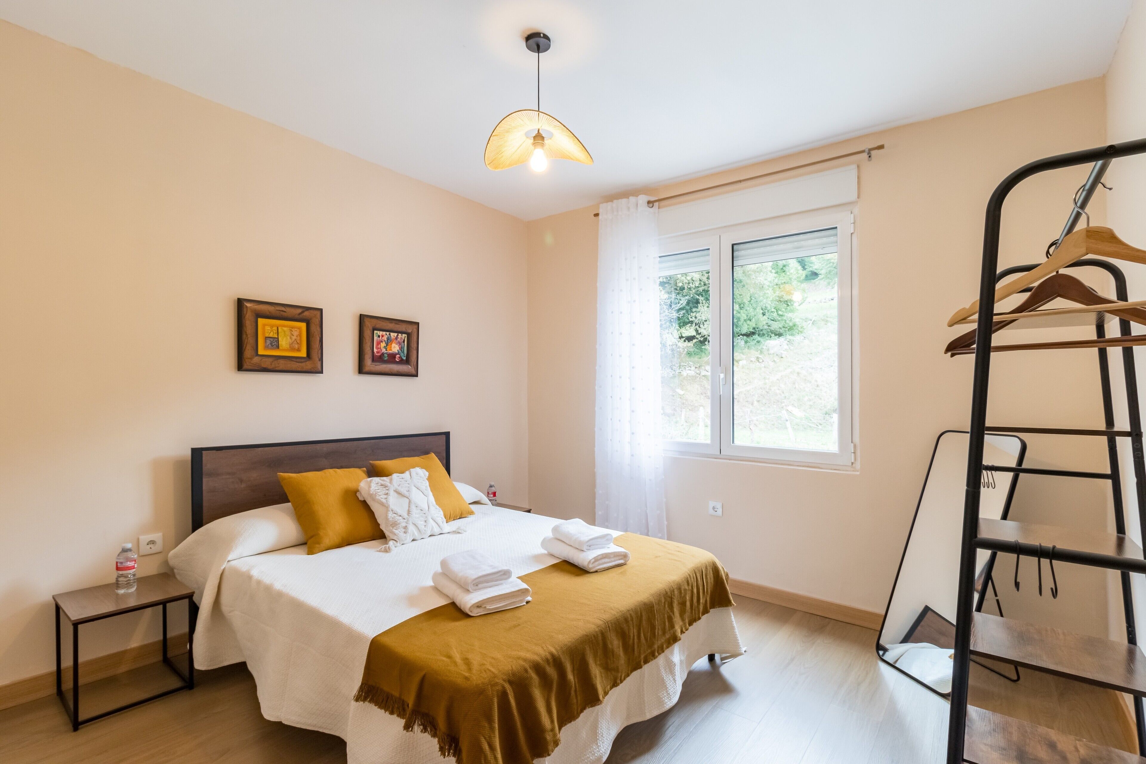 2 slaapkamers, een strijkplank/strijkijzer, wifi, beddengoed