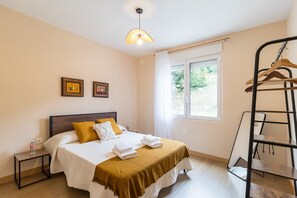 2 chambres, fer et planche à repasser, Wi-Fi, draps fournis