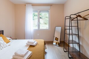 Tabla de planchar con plancha, wifi, ropa de cama