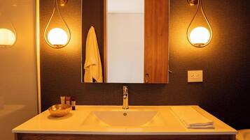 Douche, sĂšche-cheveux, serviettes fournies, savon