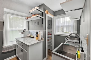 Microondas, horno y placa de cocina