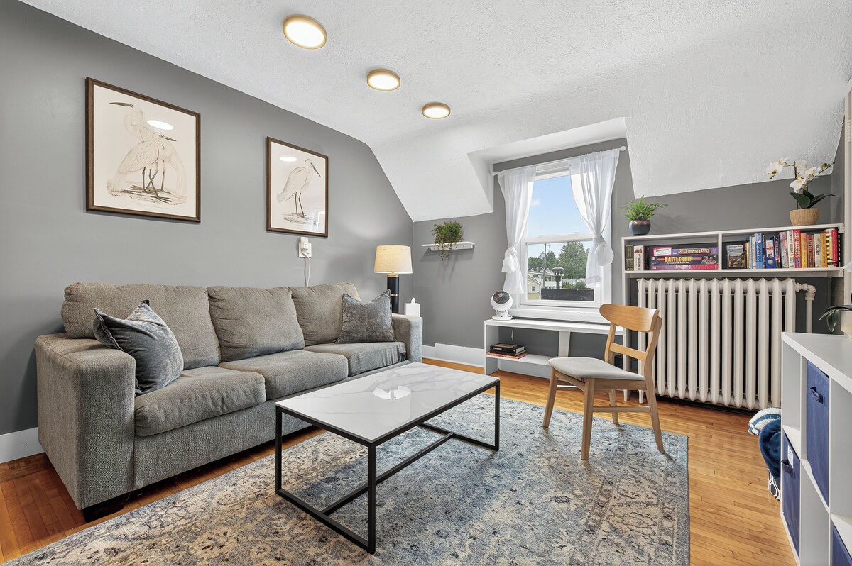 Urban Retreat • 1BD + Sleeper Sofa • Sleeps 4 • Close to Airport & Downtown