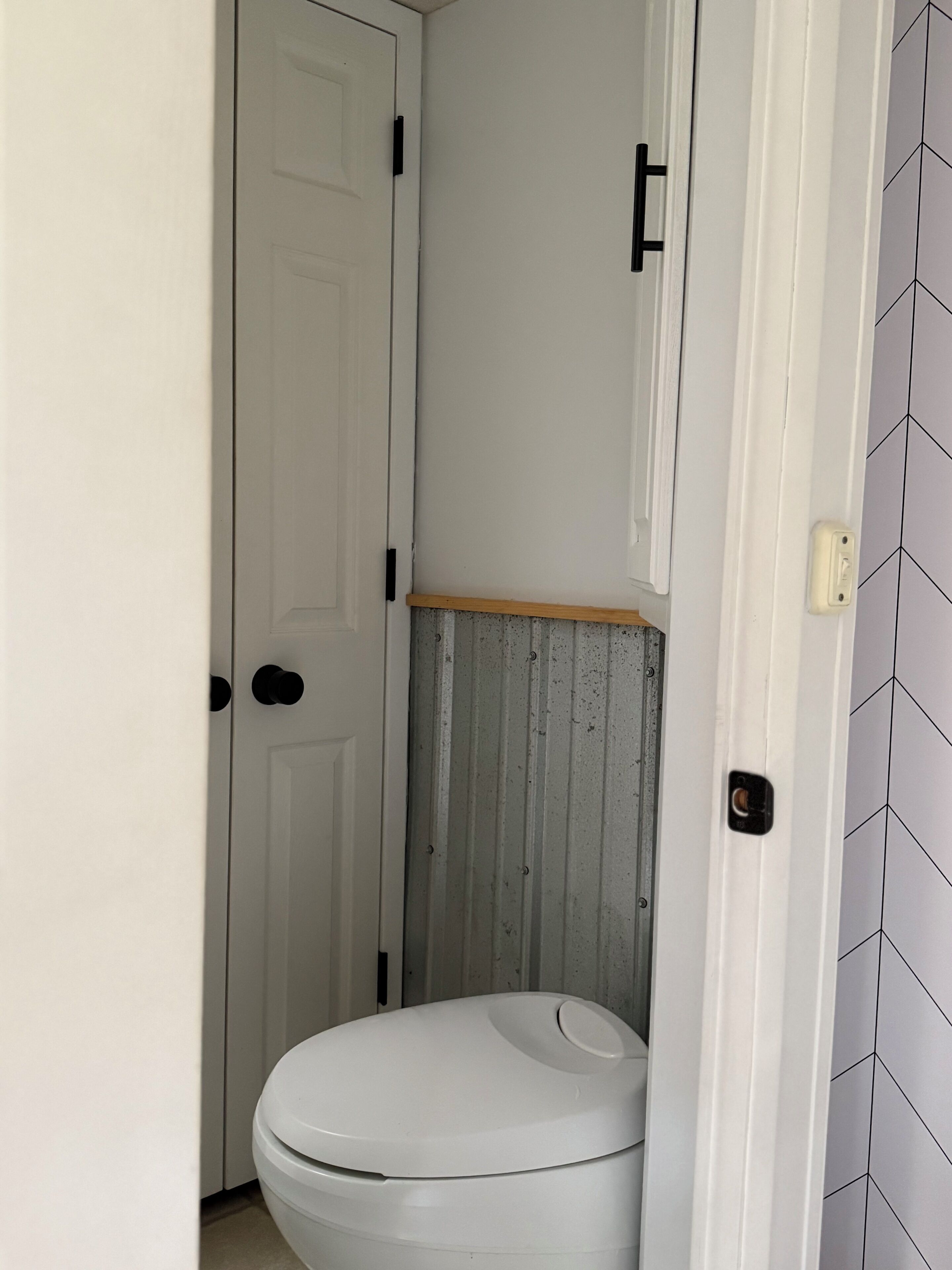 Regadera, toallas, jabón, papel de baño 