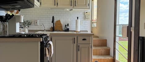 Fridge, oven, stovetop, coffee/tea maker