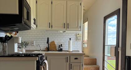 Pasture Perch: Renovated Camper, Farm Setting & Mountain Views Near Dream Park