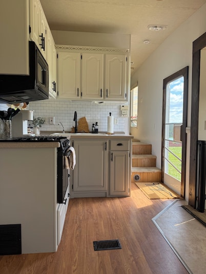 Pasture Perch: Renovated Camper, Farm Setting & Mountain Views Near Dream Park