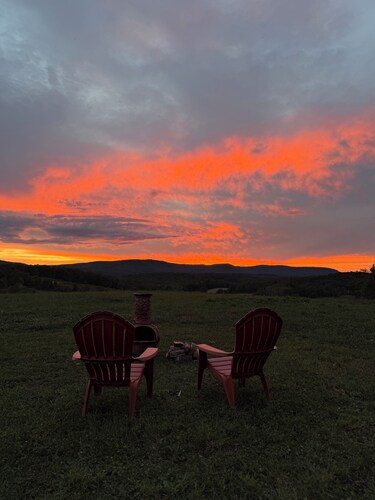 The Pasture Perch: Renovated Camper, Mountain Views & Grazing Animals