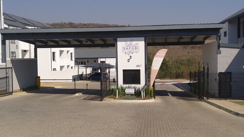 Cozy 2-bedroom apartment in enjoyable Mbombela with AC