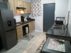 Fridge, microwave, oven, stovetop - Cozy 2-bedroom apartment in enjoyable Mbombela with AC (Mbombela)